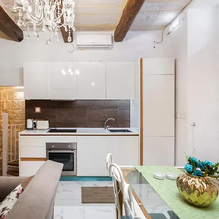 בית נופש Chic, Stylish 1 Bedroom Maisonette - Close To Valletta